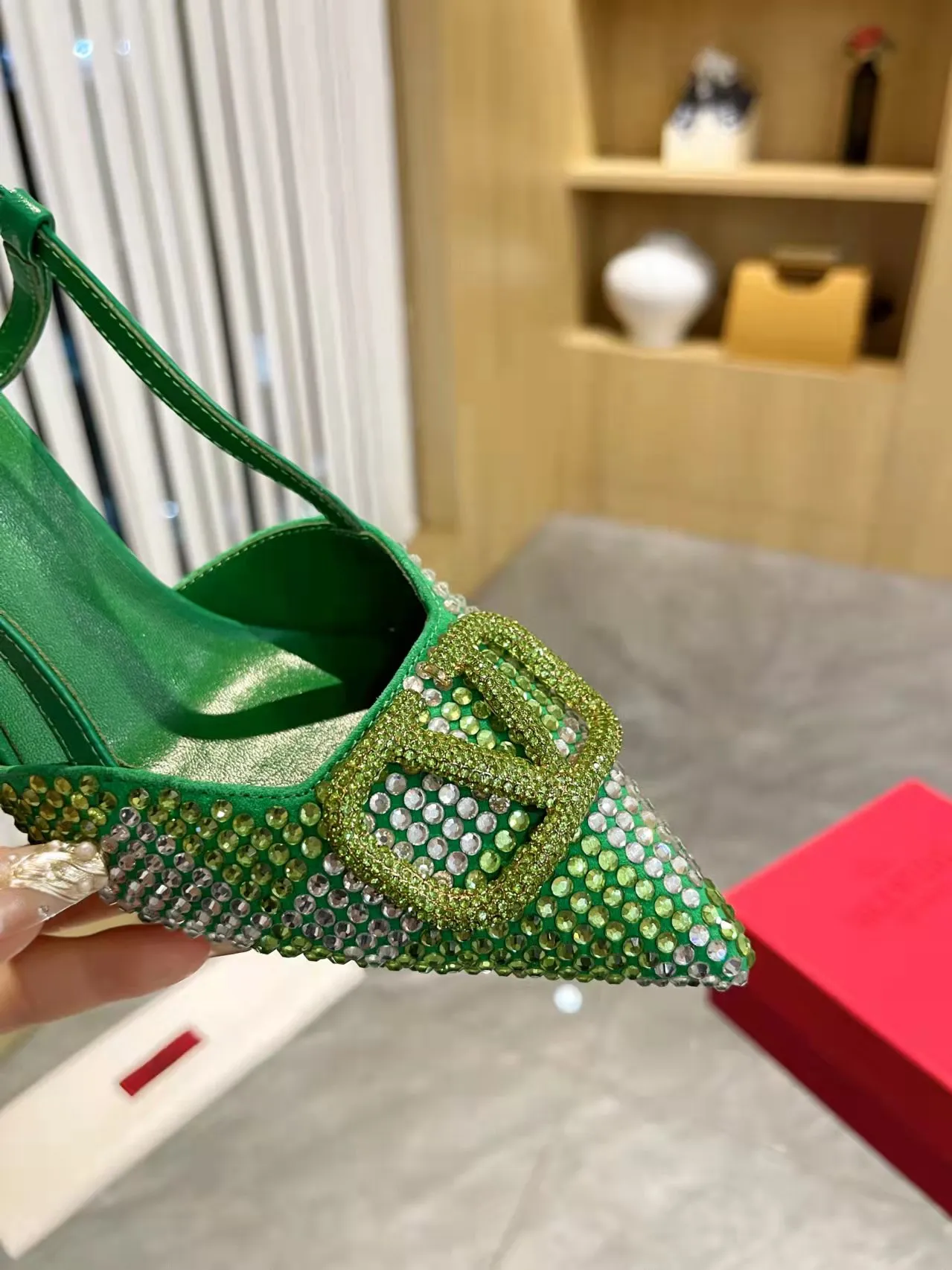👟👟Ex-factory price 440👟👟 Genuine leather sole + 40 Kloesch diamond buckle Valentino.Valentino big v buckle single shoes ㊙️Latest series of counter genuine version with perfect details. Authentic products are made one to one. All details are consistent with genuine ones. The upper foot is very pedicure type. The key point is that it is very good and easy to control. It does not wear the feet and does not tire the feet. It is a walking artifact. The last shape is completely compared to the counter. The details are perfect. It is impossible to make such an exquisite product without the original version. Exclusive molded brass color. The highest version on the market. Fabric: imported sheepskin, lining and foot pads are all sheepskin. Color: 13 colors available. Sizes (34 to 42). Customized size 34 and 42. Non-returnable and non-exchangeable. Heel height: 7CM. Rubber sole. Genuine leather sole +40